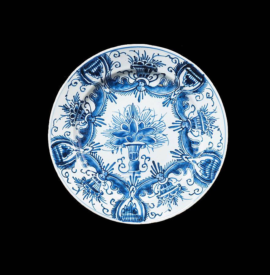 Chinese porcelain blue and white plate copying a delft pattern