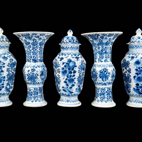 Chinese export porcelain blue and white garniture