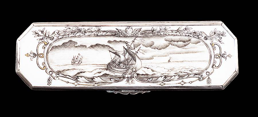 Chinese export porcelain pen box (qalamdan) painted en grisaille and famille rose