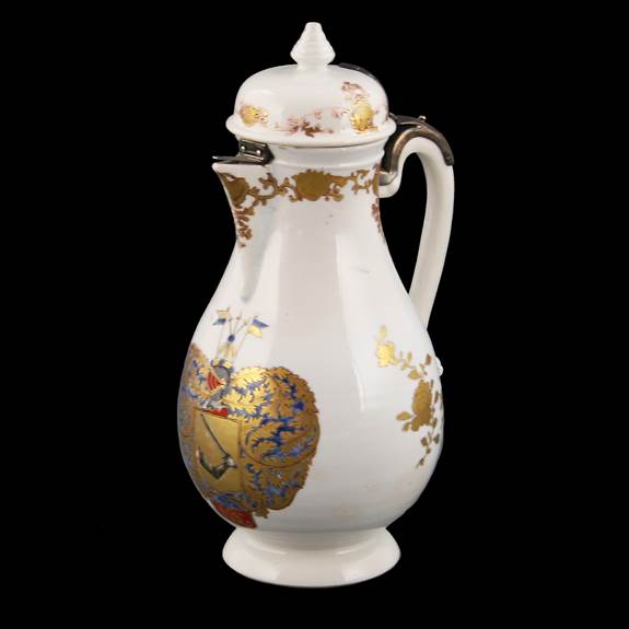 Chinese armorial porcelain coffee pot with the arms of Loodh