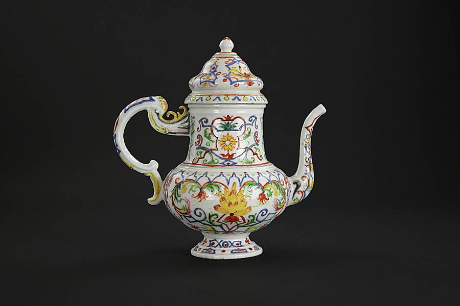 chinese export porcelain ewer with designs after vezzi porcelain