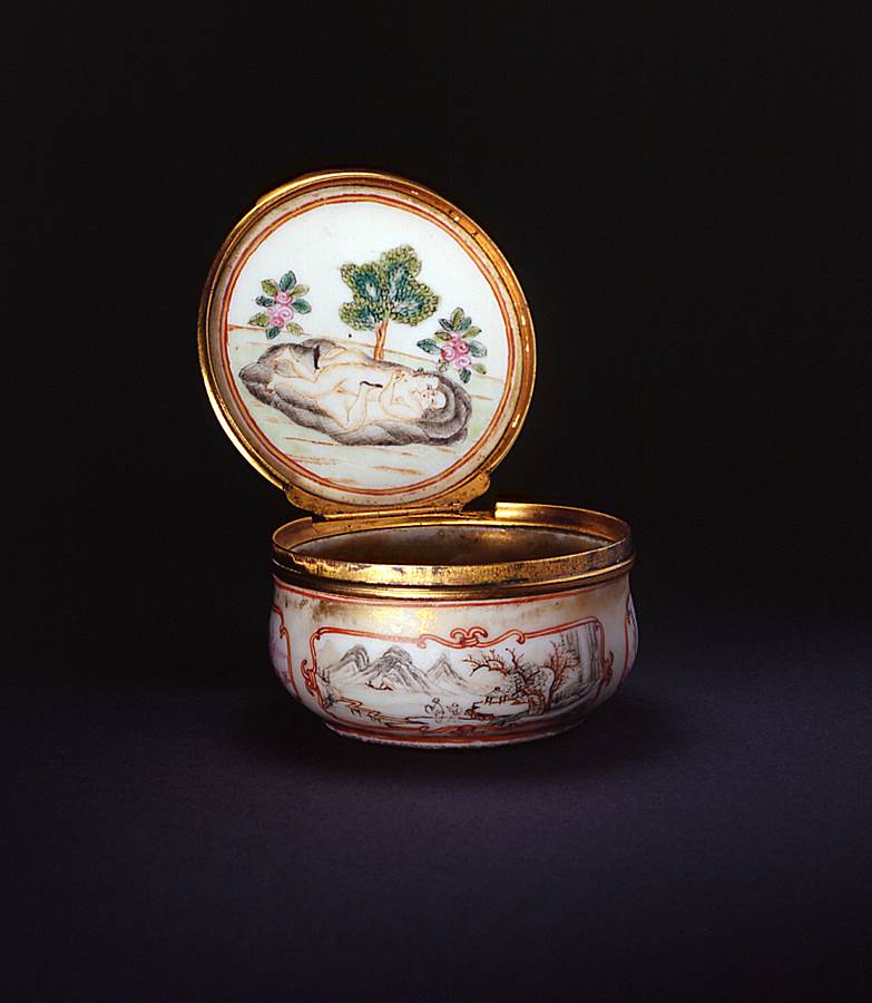 Chinese export porcelain Erotic Subject Snuff box