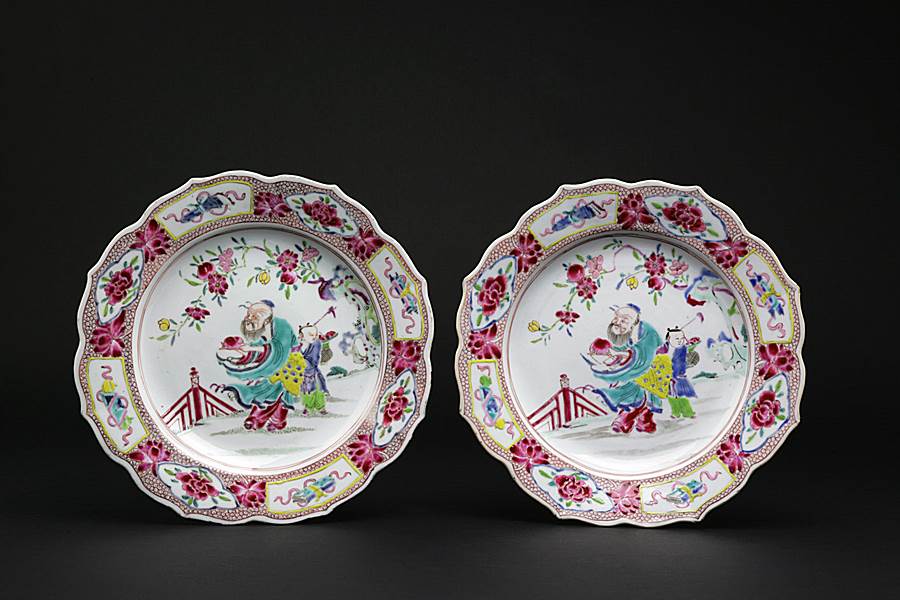 pair of chinese export porcelain famille rose dinner plates