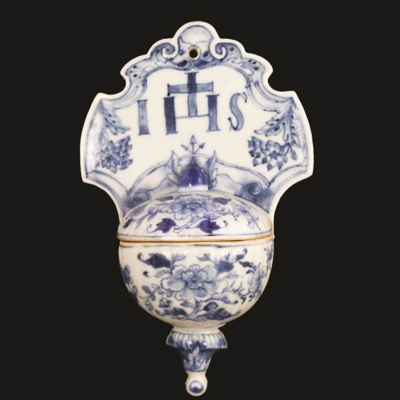 Chinese export porcelain blue and white stoupe or holy water container