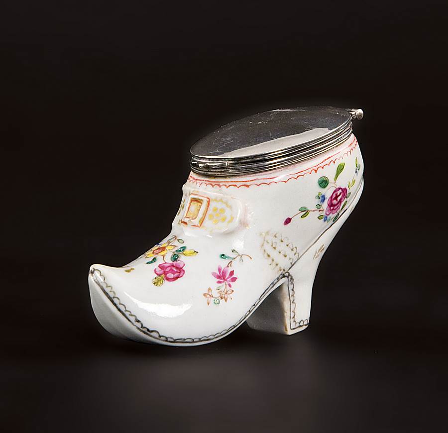 Chinese export porcelain famille rose shoe-form snuff box