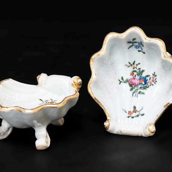 pair of Chinese export porcelain famille rose shell-form salts