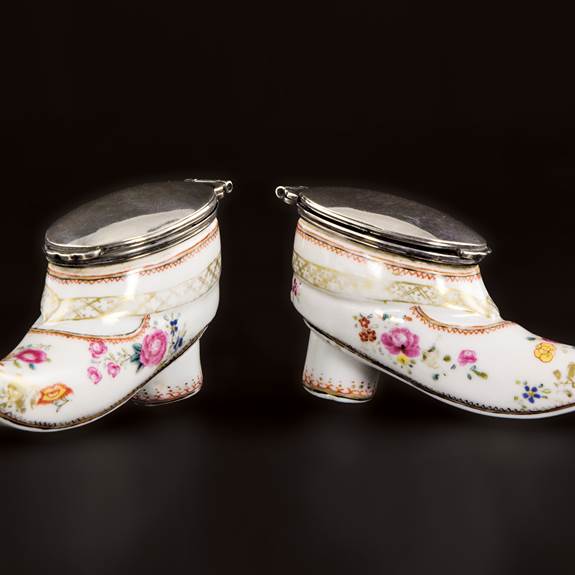 Pair of Chinese export porcelain famille rose shoe-form snuff boxes