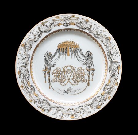Chinese export porcelain dinner plate with pseudoarmorial design en grisaille
