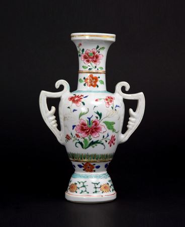 Chinese export porcelain famille rose vase