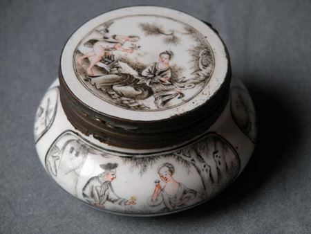 Chinese export porcelain Snuffbox of globular form