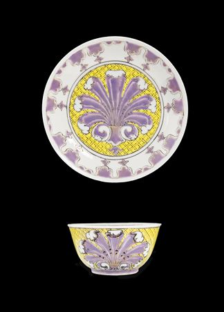 Chinese export porcelain teabowl and saucer, 'Pronk' palmette design